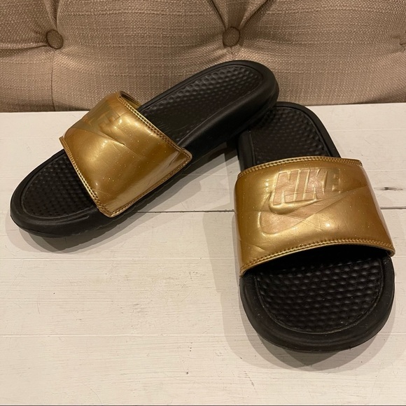 Wmns GOLD NIKE BENASSI SLIDES JUST DO IT BLACK Sz 7 - Picture 1 of 6